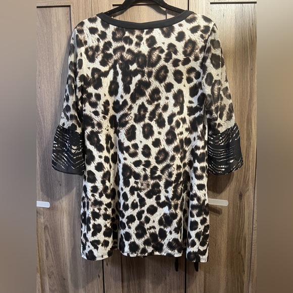 Style & Co Leopard Bell Flutter Sleeve Tunic Blouse Size Petite Medium - Picture 2 of 5